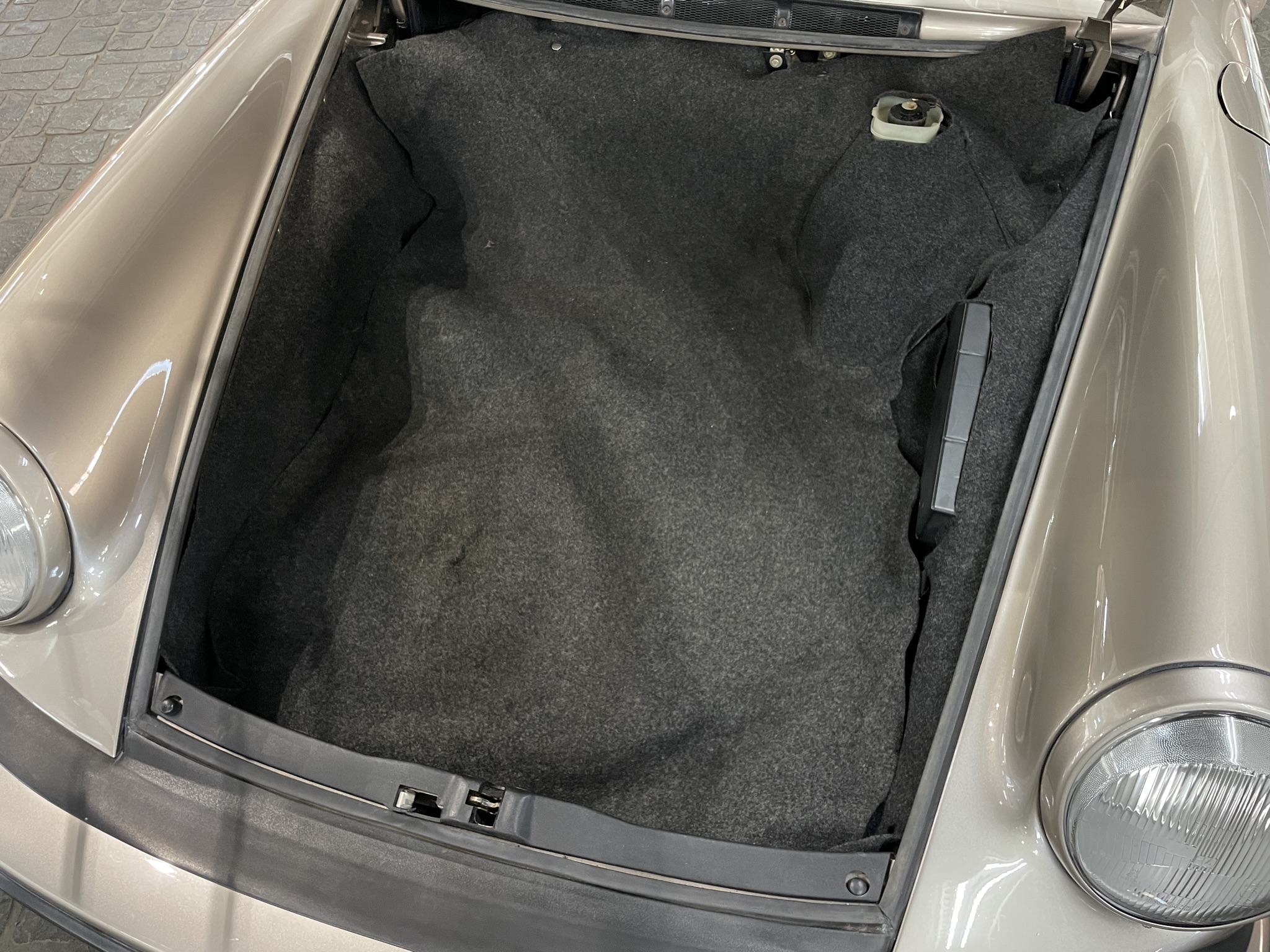 1/43 ポルシェ911 プロトタイプ 3.2カレラ E19 1984 シルバー 1/43 ポルシェ911 プロトタイプ 3.2カレラ E19 1984 シルバー - メルカリ