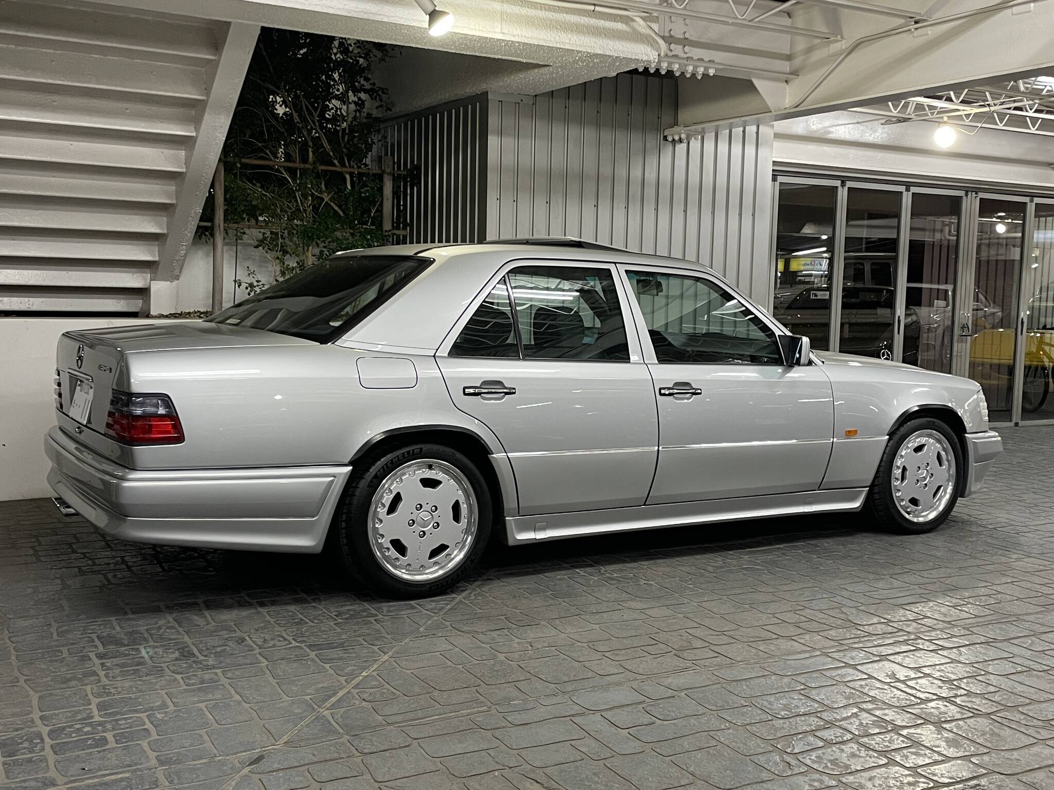 w124 ベンツ このクルマなんぼ】走行距離たったの995km 80年代の高品質ベンツ