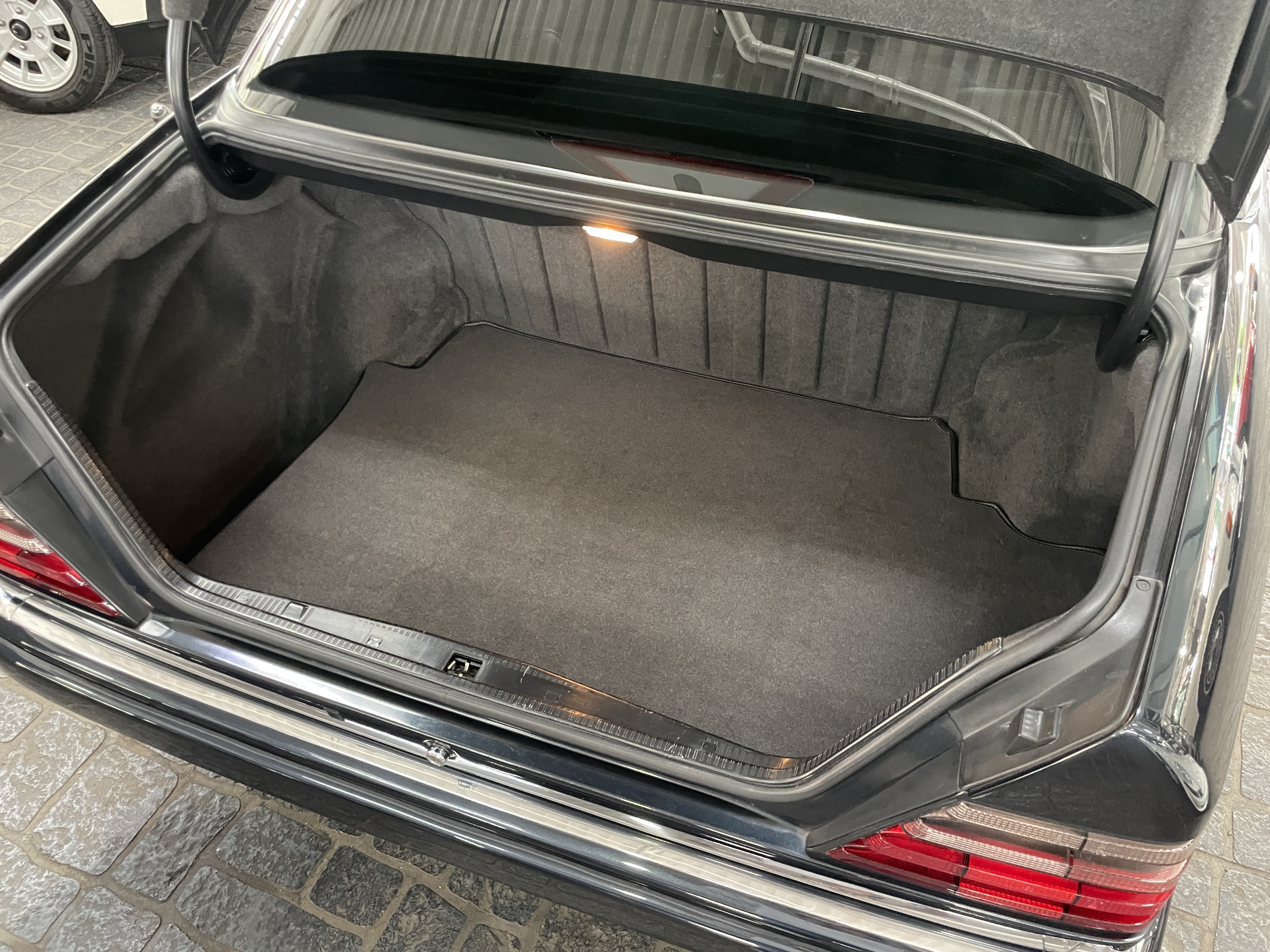 メルセデス-ベンツ124-E500-500EリビルトA/T制作販売 500E silver | メルセデスベンツ W124専門店「ARROWS